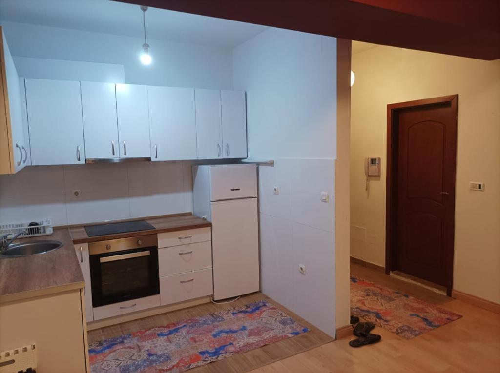 Two Rooms And Kitchen, Bathroom With Balcony Apartment Скоп'є Екстер'єр фото