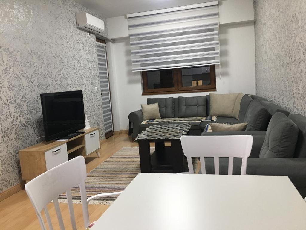 Two Rooms And Kitchen, Bathroom With Balcony Apartment Скоп'є Екстер'єр фото